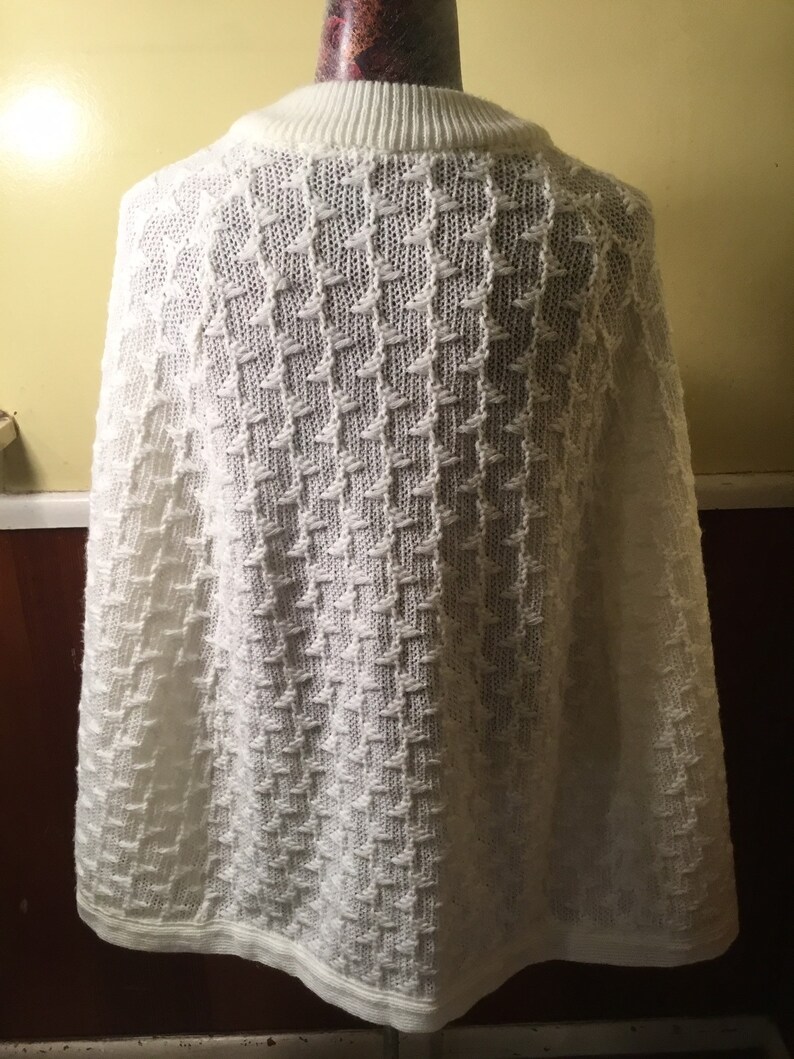 Excellent Shape Gorgeous 1960s Womens Acrylic Poncho Nice Bright White Just Beautiful FallWinter Perfection!