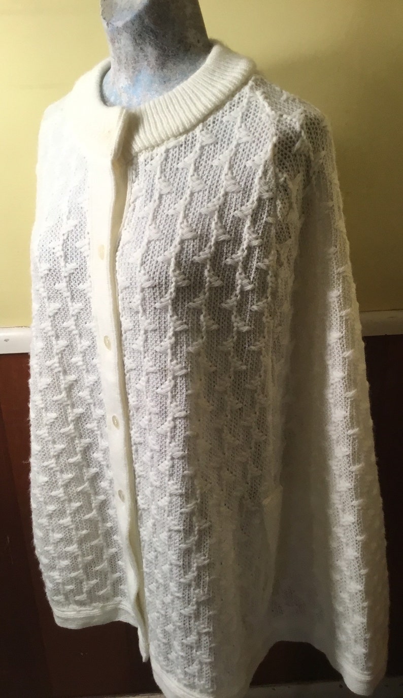 Excellent Shape Gorgeous 1960s Womens Acrylic Poncho Nice Bright White Just Beautiful FallWinter Perfection!
