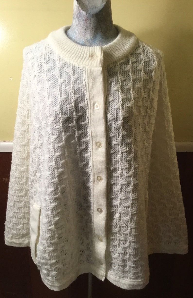 Excellent Shape Gorgeous 1960s Womens Acrylic Poncho Nice Bright White Just Beautiful FallWinter Perfection!