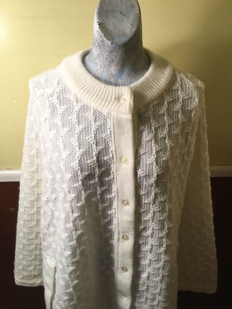 Excellent Shape Gorgeous 1960s Womens Acrylic Poncho Nice Bright White Just Beautiful FallWinter Perfection!