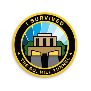 Może przedstawiać: Okrągła naklejka w kolorze żółtym i czarnym z tekstem "I Survived The Sq. Hill Tunnel" i kreskówkową ilustracją budynku z tunelem.