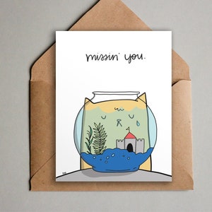 Tarjeta de felicitación de despedida con un lindo gato y una pecera para imprimir y que te extraña. Descarga instantánea. Gato pelirrojo llorando.