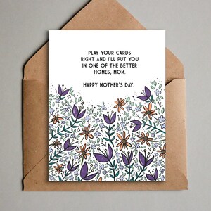 Cartão engraçado do Dia das Mães para impressão - Flores roxas coloridas + Sarcasmo - Aviso para a mãe - Feliz Dia das Mães - Download digital instantâneo