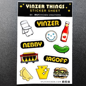 K&ouml;nnte beinhalten: Ein Aufkleberbogen mit verschiedenen Designs zum Thema Pittsburgh, darunter ein Klappstuhl, eine Gurke, ein Smiley, eine Ketchupflasche, ein Pierogi, eine Stra&szlig;enbahn und ein Sandwich. Der Bogen enth&auml;lt auch die W&ouml;rter "Yinzer Things", "Yinzer", "Nebby", "Jagoff" und "1flychicken.com".