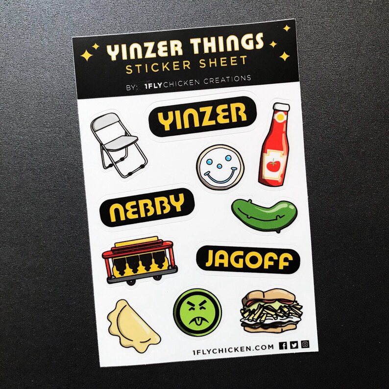 K&ouml;nnte beinhalten: Ein Aufkleberbogen mit verschiedenen Designs zum Thema Pittsburgh, darunter ein Klappstuhl, eine Gurke, ein Hotdog, ein Smiley und die W&ouml;rter "Yinzer", "Jagoff" und "Ne'erby". Der Bogen ist wei&szlig; mit schwarzem und gelbem Text und Grafiken. Der Text "Yinzer Things Sticker Sheet" befindet sich oben auf dem Bogen, und der Text "1flychicken.com" befindet sich unten.
