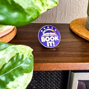 Book It Button Enamel Pin - 90s Nostalgia Pizza Hut Lover - Fun Collectible - 1 Inch Book It Hard Enamel and Metal Badge