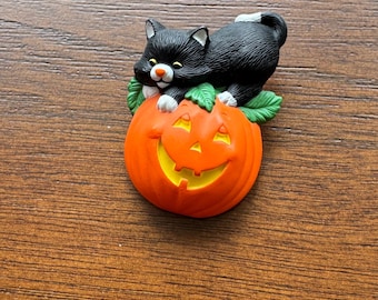 Vintage Halloween Cat Pin - Cat in Jack o Lantern Pumpkin - Rare Hallmark Collectible Brooch  - 90s Kitsch