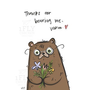 Peut inclure: Illustration d'un ours brun portant des lunettes et tenant un bouquet de fleurs. Le texte au-dessus dit "Merci de m'avoir port&eacute;, maman." Un petit c&oelig;ur rouge est &agrave; c&ocirc;t&eacute; du mot "maman."