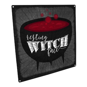 Letrero de metal con cara de bruja descansando en rojo para decoración del hogar, cocina, oficina, decoración del hogar o patio al aire libre