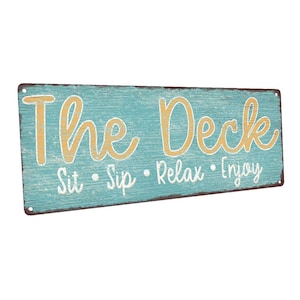Letrero metálico "The Deck - Siéntate, bebe, relájate"; decoración de pared para porche, patio o terraza.
