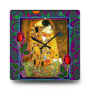 Puede incluir: Reloj de pared cuadrado con la obra "El Beso" de Gustav Klimt. La esfera del reloj tiene un fondo dorado con manecillas negras. El reloj está enmarcado en púrpura con espirales verdes y acentos de rosas rojas.