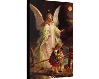 Op de afbeelding: Canvas print van een vintage schilderij met een engel met grote witte vleugels, gekleed in een vloeiende jurk, die toezicht houdt op twee kinderen op een houten brug. Het kunstwerk toont een nachtelijke hemel met een ster en een maan, met warme tinten.