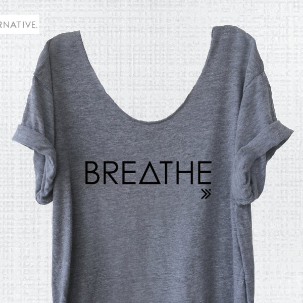 Vendita respirare... Off-spalla, Triblend, bordo grezzo, Swanky Tee, t-shirt grafica divertente, Top Yoga, Namaste, Savasana - unica taglia