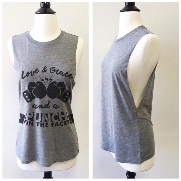 VENDITA!! PICCOLO amore & grazia e un pugno in faccia, serbatoio divertente palestra, boxe, MMA, serbatoio di Fitness, allenamento Tee