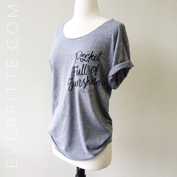 Nuovo stile!! Pocket Full of Sunshine Off-spalla Triblend sfrangiatura tasca Swanky Tee t-shirt grafica divertente Yoga Top - unica taglia