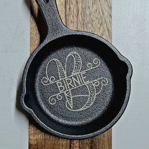 Sartén de hierro fundido personalizada de 6 pulgadas, tamaño galleta, monograma grabado para el sexto aniversario, regalo para ella, regalo de hierro fundido para aniversario.