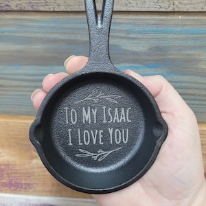 Mini sartén de hierro fundido personalizada de 5 pulgadas con monograma de logotipo personalizado, regalo para ella, regalo de boda, sexto aniversario de hierro, regalo para esposo o esposa