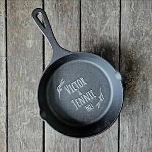 Sartén de hierro fundido personalizada de 8 pulgadas con monograma grabado personalizado, regalo para ella, regalo de boda, regalo de aniversario de hierro para él, esposo y esposa
