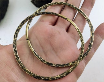 Pendientes de aro / Aros martillados de 7,6 cm / Aros rústicos de calibre 8 / Orejas dilatadas / Pesas para las orejas / Aros de latón / Aros grandes