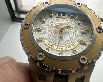 Reloj Invicta Reserve Specialty para hombre, bañado en oro, Subaqua #10095, esfera plateada, correa de piel negra de 52 mm, movimiento de cuarzo suizo, precio de venta sugerido por el fabricante: 2295 dólares.