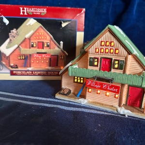 Lemax Victoria&#39;s Hutmacherei Hearthside Dorf Beleuchtetes Haus 1995 Porzellan Weihnachtsdorf Hut Geschäft Noel Dorf Beleuchtetes Gebäude