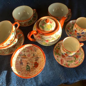 Vintage japanska geishaflickor porslin teservis 13 delar tekanna tekoppar fat skål handmålad Kina 1940-tal Japan reservporslin