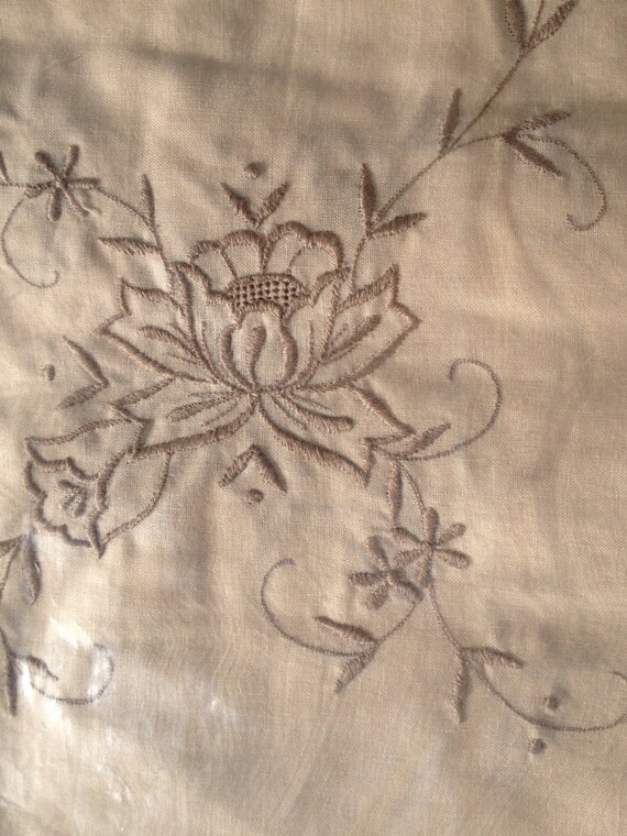 Vintage Crewel Embroidery Linen Tablecloth