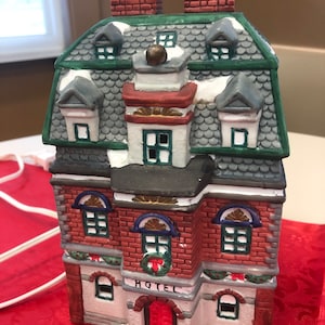 Feiertagsausdrücke Weihnachtsdorf &quot;&quot;Hotel&quot;&quot; Porzellan beleuchtetes Gebäude 1994 ODER Noel Dorf &quot;&quot;Lebensmittelgeschäft&quot;&quot; ODER &quot;&quot;Zugstation&quot;&quot; Verzierungen.&quot;