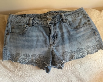 Damshorts i vintage-modell från American Eagle Outfitters, Daisy Dukes, denim, storlek 12, midja 34 tum, bomullsshorts med 5 fickor.