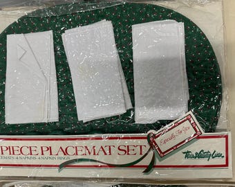 Podkładki na stół Town & Country Linen, serwetki, obrączki na serwetki świąteczne, po 8 szt. podkładek na stół z wzorem ostrokrzewu i białych serwetek, zestaw 8 szt. NIP