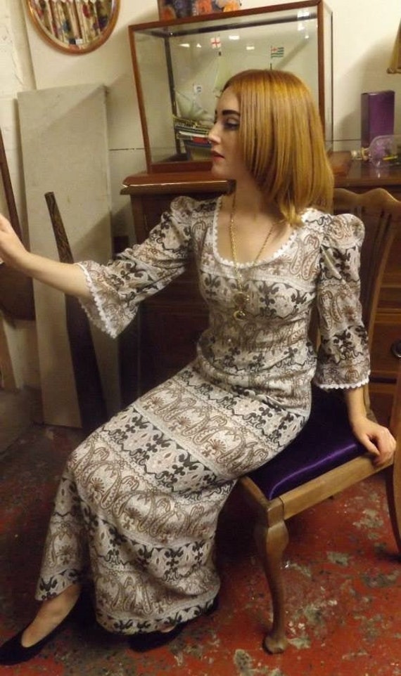 Vintage 60s Brown, Black and White Victoriana Psyc