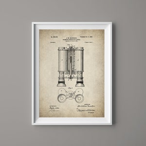 Op de afbeelding: Een vintage patenttekening voor een paar prismatische verrekijkers. De tekening toont de interne werking van de verrekijker, met een gedetailleerde illustratie van de lenzen en andere componenten. Het patentnummer is 504,518 en de datum is 3 oktober 1893.