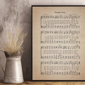 Puede incluir: Una impresión de partitura vintage del himno "Amazing Grace" con letras y notación musical. La partitura está impresa en papel envejecido con un fondo marrón.