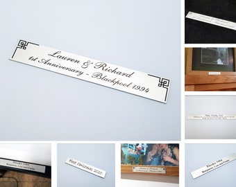 Spersonalizowane tabliczki na ramki do zdjęć. Różne rozmiary i niestandardowe, grawerowane laserowo, aluminium w kolorze srebrnym.