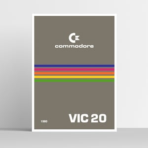 Könnte beinhalten: Ein Retro-Poster mit dem Commodore VIC 20 Computer. Das Poster hat einen grauen Hintergrund mit einem Regenbogenstreifen-Design und dem Commodore-Logo. Der Text "VIC 20" ist weiß und das Jahr "1980" ist schwarz.