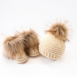 Faux fur baby Booties and Hat with fur pom pom, Crochet Baby Set, Hat and Booties set, Gender Neutral baby set, Unisex baby winter clothes