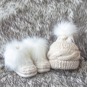 Beige baby hat and booties with white fur, Baby winter clothes, Fur booties, Pom pom hat, Gender neutral clothes, Baby gift, preemie clothes