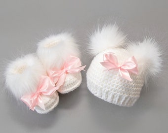 Bonnet au crochet double pompon, chaussons en fausse fourrure, chaussures et chapeau pour bébé fille, cadeau nouveau-né fille, chaussures pour bébé, chapeau pour bébé fille, tenue de petite fille prématurée