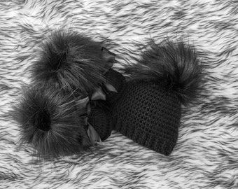 Bottines et chapeaux pour bébé noirs avec pompon en fourrure, ensemble bébé au crochet, ensemble chapeau et bottines, cadeau de bébé neutre, vêtements d’hiver pour bébé unisexe