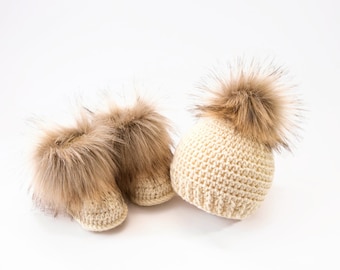 Chaussons et chapeau de bébé en fausse fourrure avec pompon de fourrure, ensemble de bébé au crochet, ensemble de chapeau et chaussons, ensemble de bébé neutre de genre, vêtements d'hiver bébé unisexe