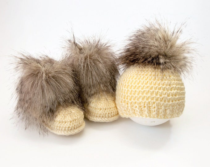 Gender neutral baby faux fur booties and pom pom hat, Crochet Baby outfit, Cream Hat and Booties set, Unisex baby winter clothes