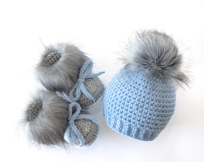 Blue and gray baby booties and hat, Gender reveal, Crochet Baby booties, Fur pom hat, Fur booties, Newborn boy gift, Boy Baby shower gift