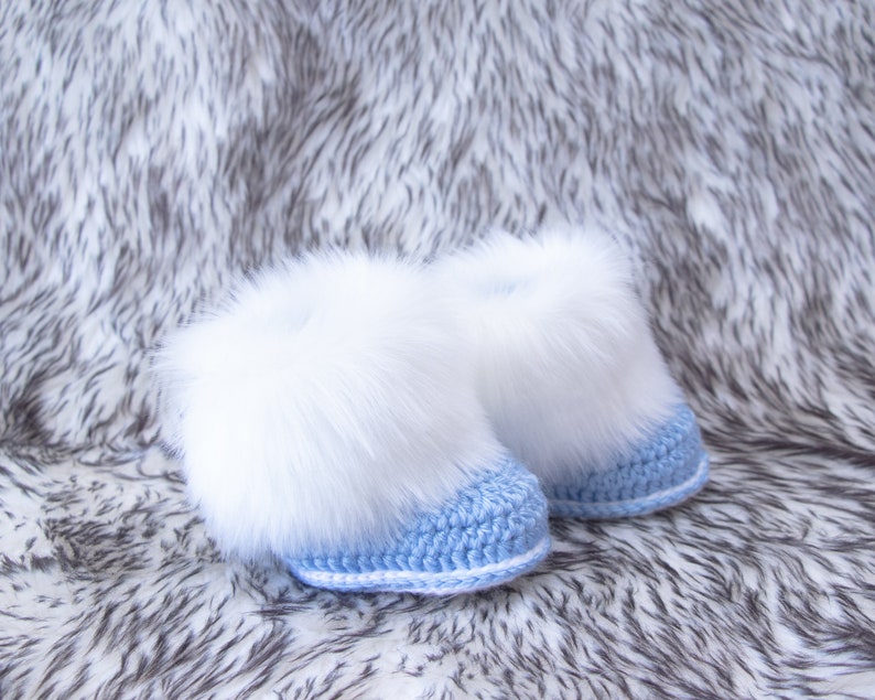 Baby Junge Double Pom Mütze und Stiefel, Häkeln Baby Set, Baby Winter Kleidung, Fell stiefel, Baby Jungen Geschenke, Preemie Junge, Baby Junge Ankündigung Bild 7