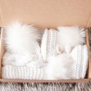 Chapeau pom pom en fourrure de bébé tricoté à la main blanche, chaussons en fausse fourrure, vêtements d'hiver pour bébé, cadeau de baby shower, tenue de nouveau-né neutre en matière de genre, ensemble prématuré image 5