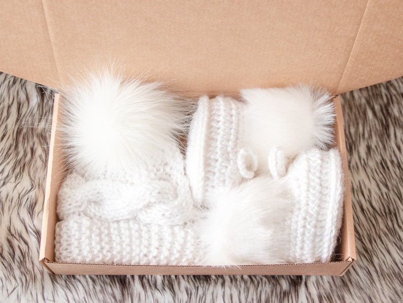 Chapeau pom pom en fourrure de bébé tricoté à la main blanche, chaussons en fausse fourrure, vêtements d'hiver pour bébé, cadeau de baby shower, tenue de nouveau-né neutre en matière de genre, ensemble prématuré image 5