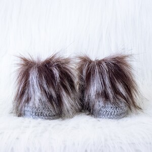 Gray Booties and hat set, Double pom pom hat and boots, Crochet baby clothes, Newborn winter clothes, Fur booties, Gender neutral baby image 3