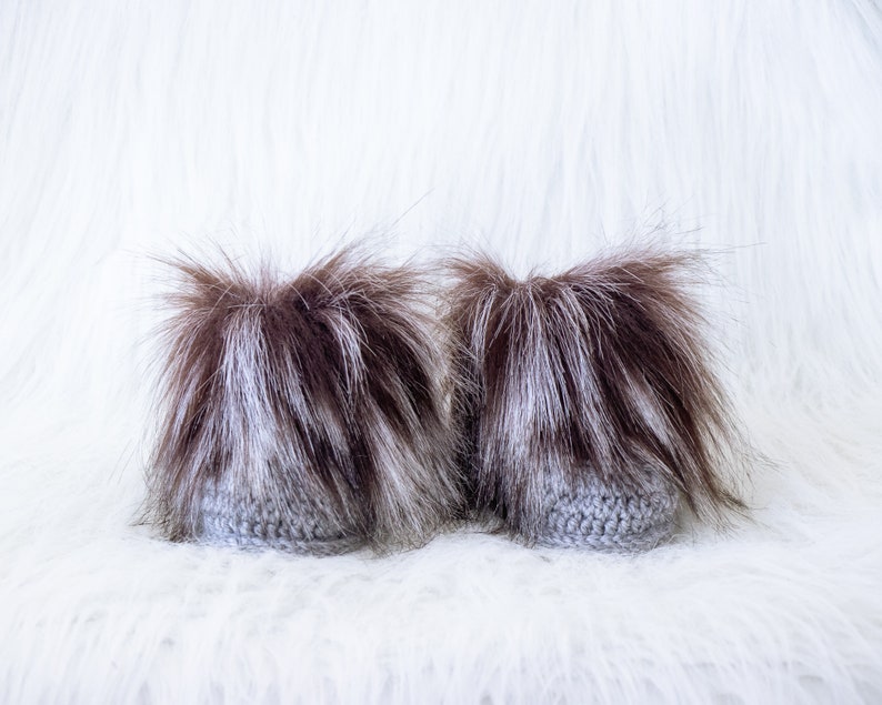 Gray Booties and hat set, Double pom pom hat and boots, Crochet baby clothes, Newborn winter clothes, Fur booties, Gender neutral baby image 3