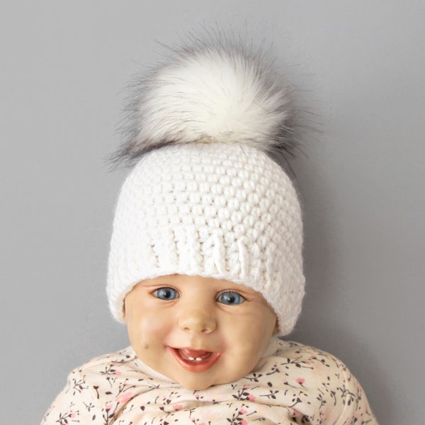 Bonnet à pompon blanc, chapeaux de famille assortis, bonnet au crochet, bonnet à pompon en fourrure, chapeau neutre entre les sexes, chapeau d'hiver, chapeau bébé, chapeau enfant, bonnet bébé