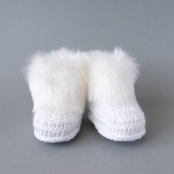 White Baby boots, Faux Fur Booties, Gender neutral booties, Newborn Shoes, Baby winter Boots, Crochet Baby Boots, Preemie booties, Baby UGGS