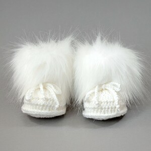 Chapeau pom pom en fourrure de bébé tricoté à la main blanche, chaussons en fausse fourrure, vêtements d'hiver pour bébé, cadeau de baby shower, tenue de nouveau-né neutre en matière de genre, ensemble prématuré image 3